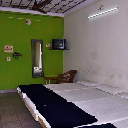 Hotel Shivam Dwārka Екстериор снимка